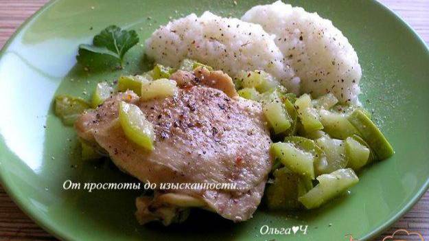 Куриные бедра с кабачком и рисом