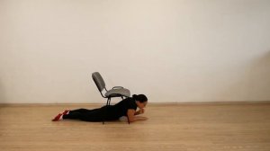 Проползаем под стулом