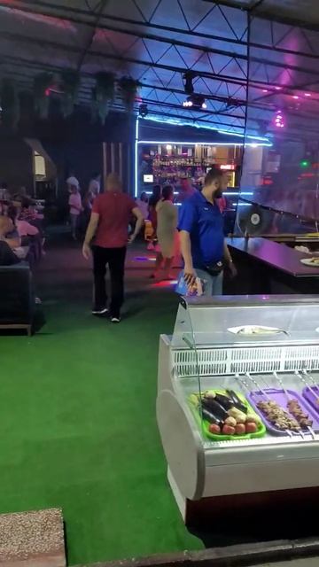 #КРЫМ НОЧНОЙ СУДАК! ЛЮДЕЙ ТЬМА! КТО ГОВОРИЛ ЧТО ОТДЫХАЮЩИХ НЕТ? смотреть онлайн