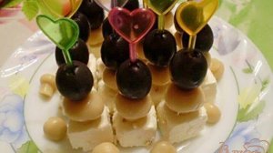 Канапе из сыра маринованного, грибов и оливок
