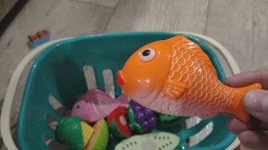 играем с детьми в овощи и фрукты на липучках для малышей, детские игры в продукты на липучках