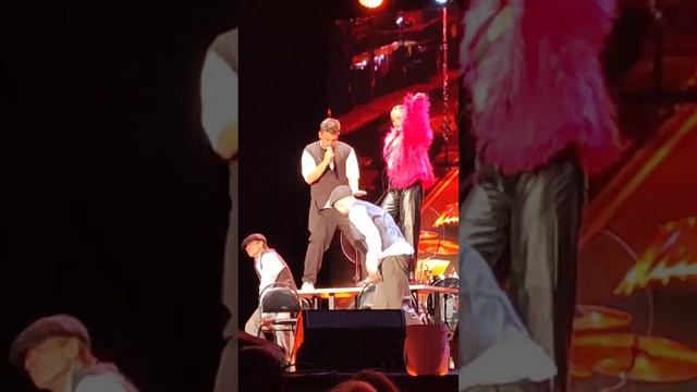 Горячие танцы на столе "О ней" @KirillTurichenko Вегас Сити Холл 27.04.24 года. #кириллтуриченко смотреть онлайн