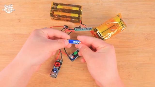 DIY Power Bank with Nuke Look: Charge 100 Watt on the Go with a Blast! смотреть онлайн