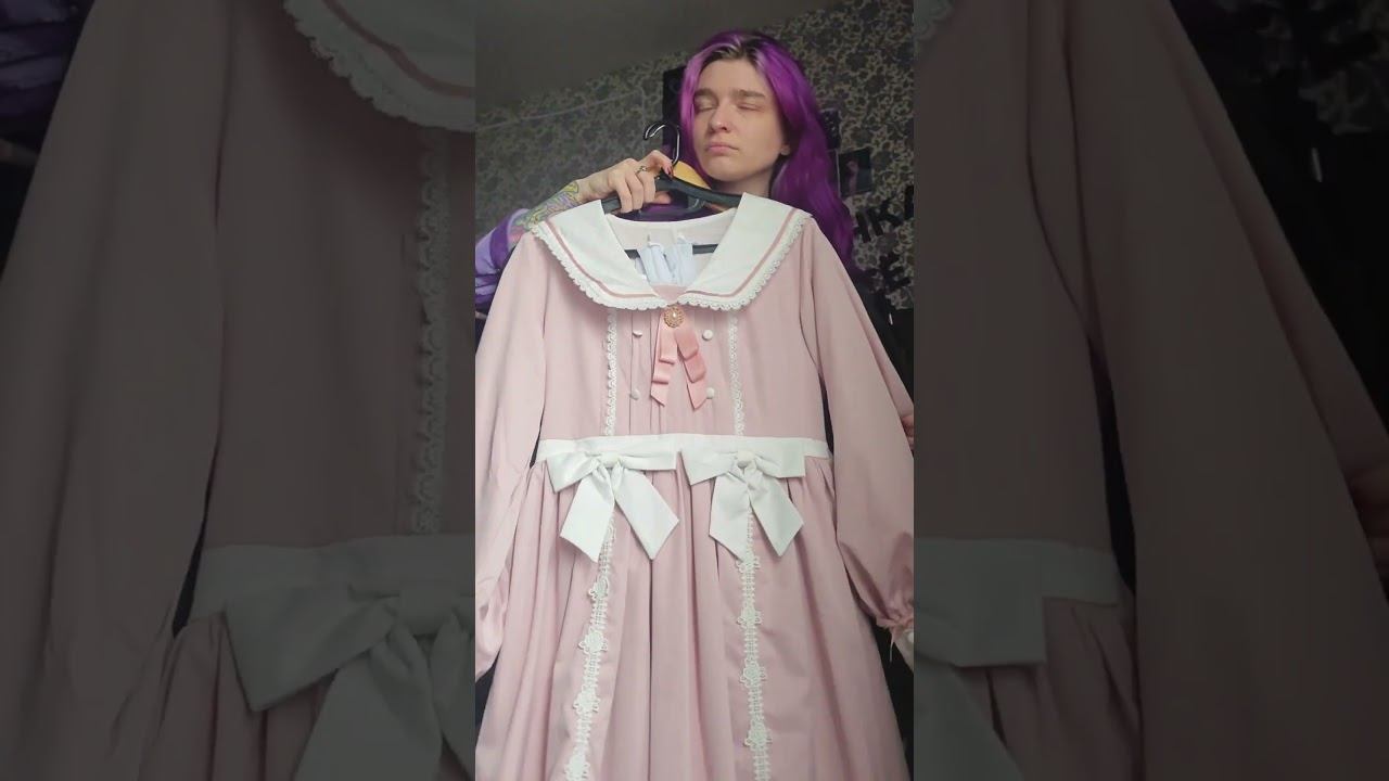 картинка с розовым и чëрным домиком: я оба  #лолитастиль #черноеплатье #розовоеплатье #лук #стиль
