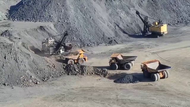 Вот вам самый большой экскаватор и БелАЗ смотреть онлайн