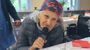 Бабушка поет песню "Копав, копав криниченьку"