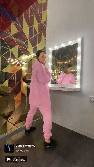 Розовый костюм