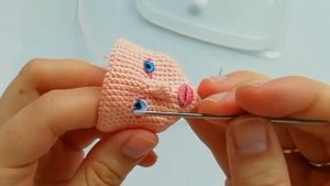 Вышивка глаз вязаной кукле