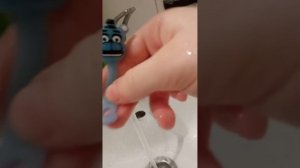что Фредди из скрепышей меняет цвет под водой😱😱😱