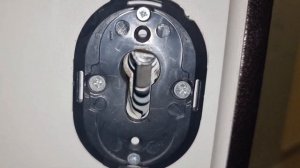 Как поменять личинку замка.