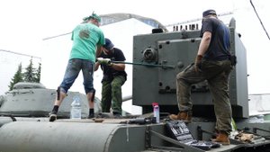 Работы по вскрытию кормового башенного люка танка КВ-2, ЦМВС, июнь 2019 года