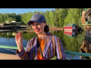 С большим юмором, креативно, эмоционально, ярко, запоминающеся