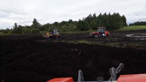 трактора в грязи