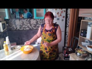 Мариную куриные крылышки, стряпаю сосиски в тесте
