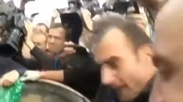 Украина Киев. Депутата бросили в мусорный бак!