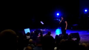 Лолита разогревает публику перед песней Расскажи как надо любить