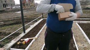 Красим забор и пытаемся прикрутить штакетник.