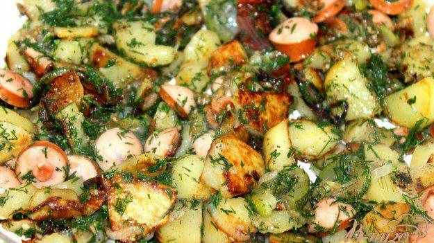 Картофель жаренный с овощами по сезону, сосисками и вялеными томатами