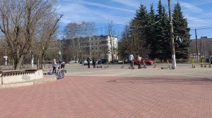 На бульваре.
