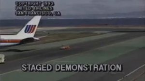 Самолет сносит турбиной тачку