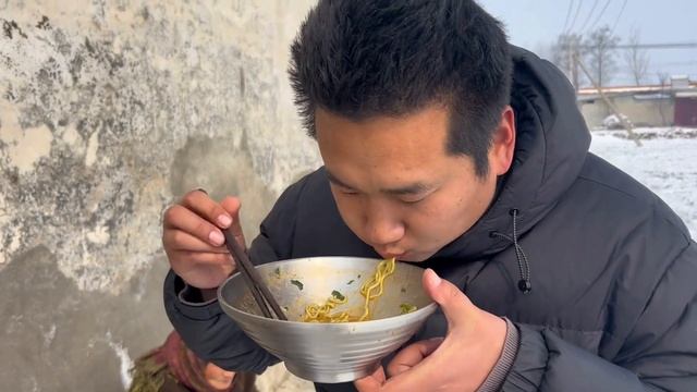 雪地吃饭氛围好春节鸡肉少不了，开开心心过大年一碗面条也很好。