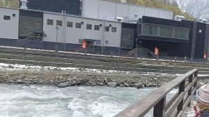 Альбина наполняет водой горную реку)