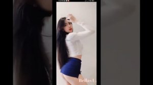 bella chica asiática bailando en minifalda 🤩