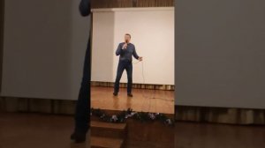 За окошком снегири греют куст рябиновый.