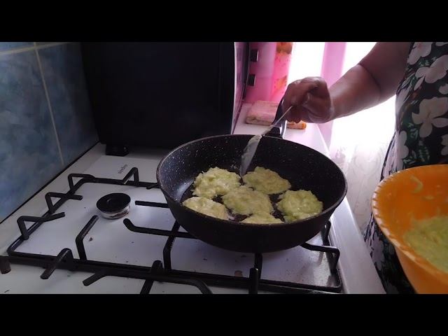 Сладкие оладушки из кабачков