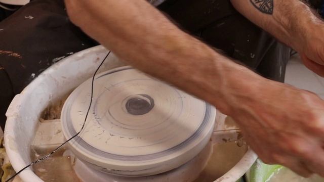 Масса керамическая W-84 на гончарном круге.