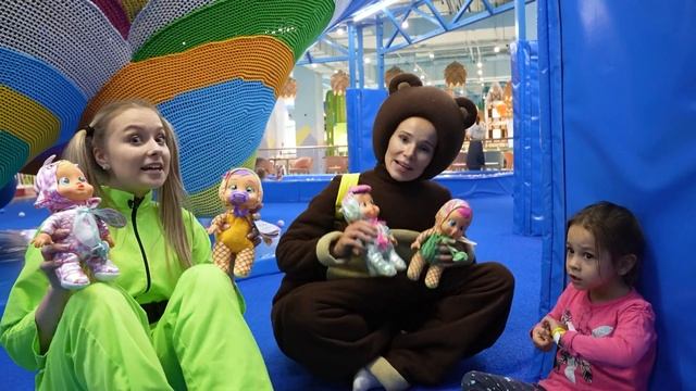 Алиса Шоу - Алиса и Медведь дарят кукол Cry Babies в парке развлечений Тейкабум