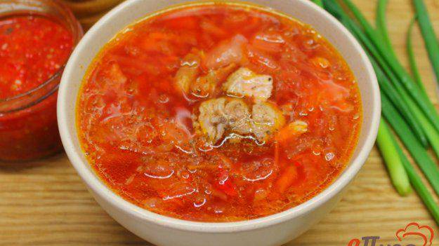 Красный борщ на мясном бульоне с пекинской капустой и фасолью