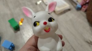 играем в детские резиновые игрушки, в зайчика