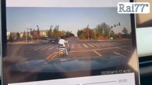 Девица чудом не оказалась на пути у потерявшего управление автомобиля