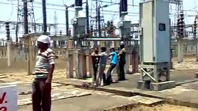 220 kv CGL breaker overhauling work live substation Derrick (Pole ) erection work