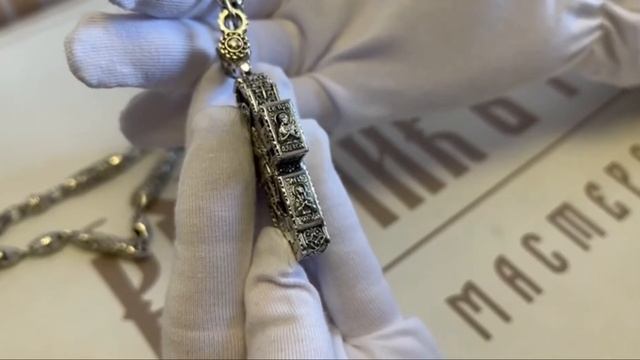 Крестик Резной выполнил индивидуальный заказ из серебра и дерева эбен на массивной цепи