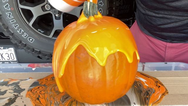 PUMPKIN POUR PAINTING WITH ACRYLIC PAINT//How to acrylic pour paint pumpkins for the fall season! смотреть онлайн