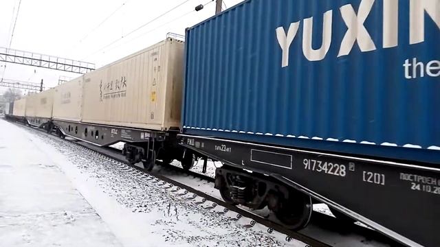 БКГ 2 с грузовым составом выезжает из парка отправки в снежный день смотреть онлайн