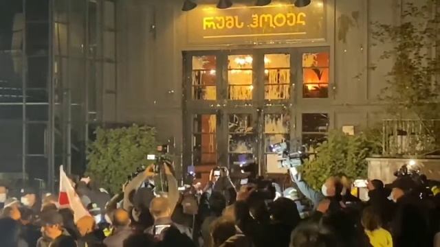 В Грузии закидали яйцами гостиницу где остановился Владимир Познер смотреть онлайн