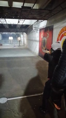 Я кулемен стріляю із п 09 в тирі