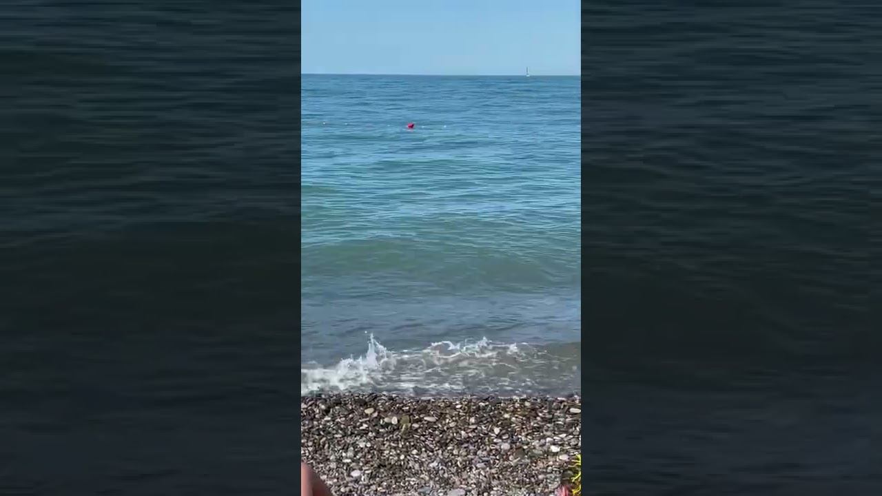 Сочи Лазаревское 3.07.2022 вода  ледяная  люди заходят и тут же выходят