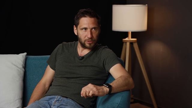 Herec Písařík o Kotkovi s Mádlem, divokém mediálním období i podivném chování kolegů v pandemii смотреть онлайн