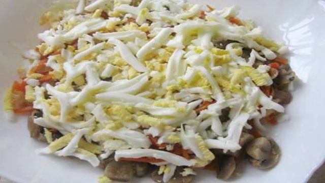 Салат с сардиной и грибами