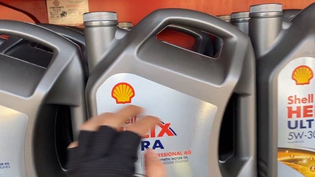 Моторное масло Shell helix проверяем подделка или нет. Показываю оригинал.