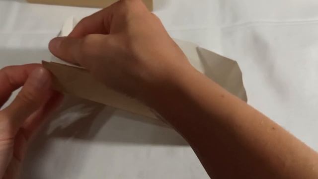 Упаковка галстука-бабочки в подарочную коробку с окошком