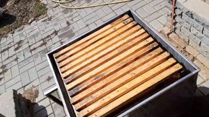 Стерилизую рамки. Ещё один мой экопринцип - нет стимуляциям пчелиных семей