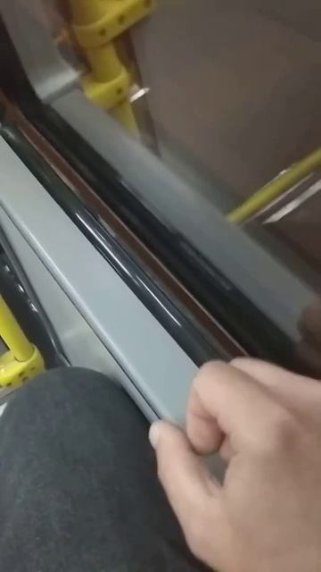 В автобусе (ЛиАЗ) отклеилось стекло смотреть онлайн