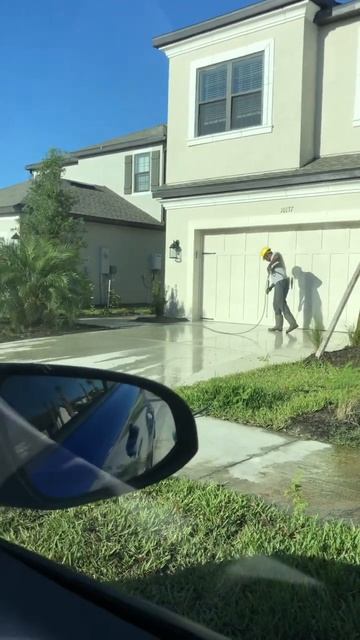 Уборка придомовой территории #shorts #work смотреть онлайн