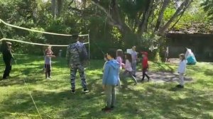 Детский лагерь. Играем в пионер бол.