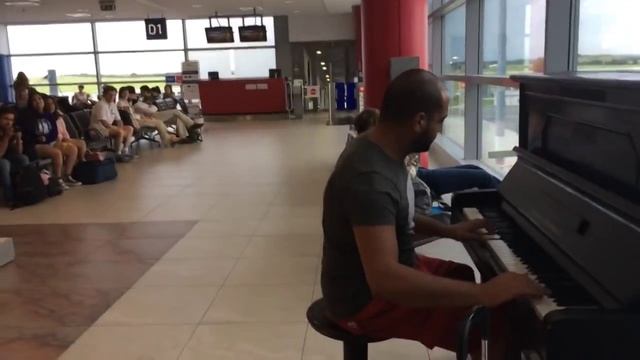 Пианист в аэропорту играет К Элизе 12 разными стилями и музыку из Титаника